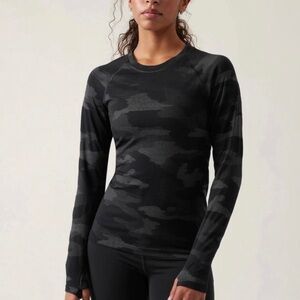 Athleta Momento Camo Printed Long Sleeve Tee Size Medium R68